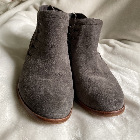 Vince Camuto Peera cutout bootie. Gray women size 7 - Picture 5 of 8